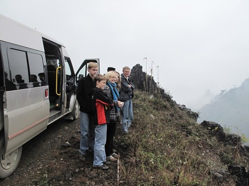 Le plateau de Dông Van accueille des milliers de touristes pendant 3 jours du Têt - ảnh 1